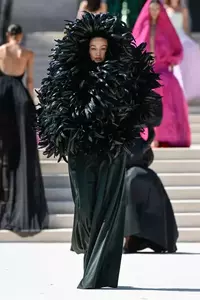 Gigi Hadid дөрвөн жилийн дараа Haute Couture тайзнаа дахин алхлаа
